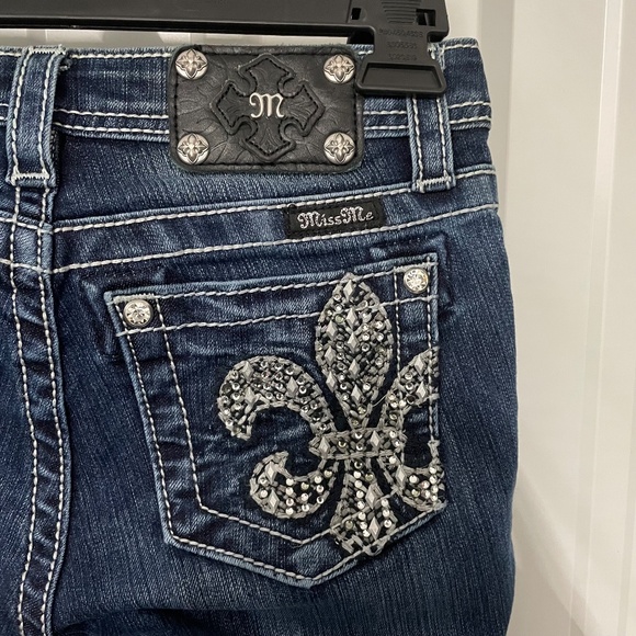 Miss Me Girls Embellished Fleur De Lis Dark Wash Mid-Rise Skinny Jeans - Picture 5 of 7